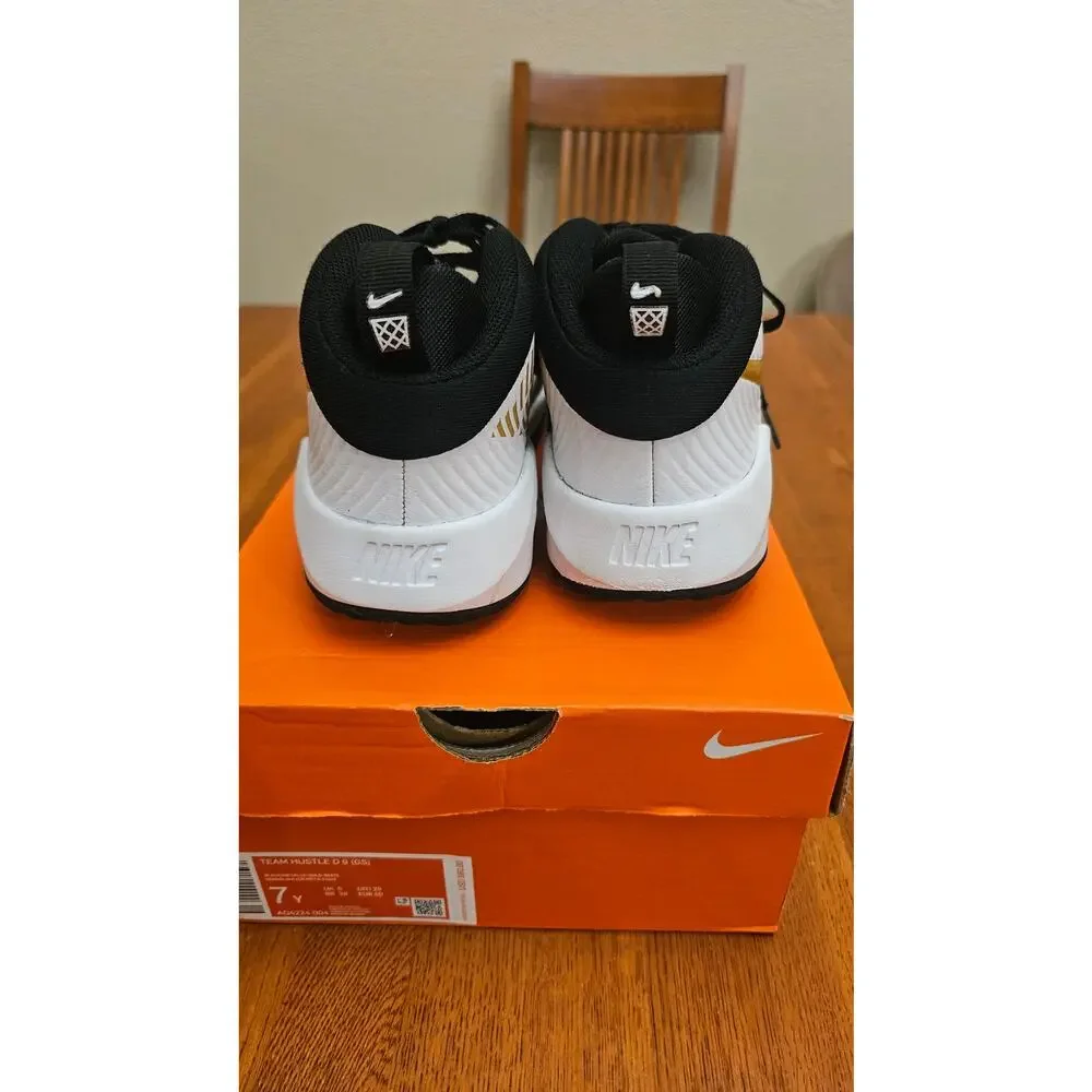Nike Boys Team Hustle AQ4224-004 Black White Basketball‎ Shoes Sneakers Sz 7Y
